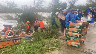 Nhiều đơn vị, tổ chức, cá nhân hỗ trợ nhu yếu phẩm cho người dân vùng lũ Nam Trung Bộ