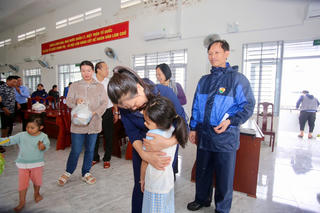 Phó Chủ tịch - Tổng Thư ký Nguyễn Thị Thu Hà thăm, tặng quà đồng bào bị lũ lụt ở Khánh Hòa