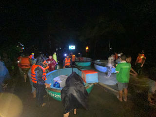 Công an Đắk Lắk xuyên đêm cứu nạn, tiếp sức đồng bào vùng lũ