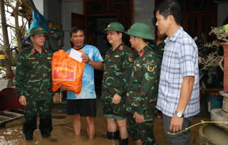 Thượng tướng Trương Thiên Tô thăm hỏi, tặng quà cho bà con vùng lũ tại Gia Lai