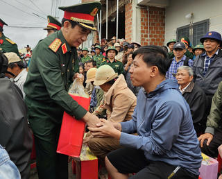 Đại tướng Phan Văn Giang thăm hỏi, tặng quà người dân vùng lũ ở tỉnh Gia Lai