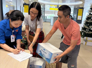TP Hồ Chí Minh: Đông đảo người dân mang đồ ăn, sữa, quần áo... tới ga metro cứu trợ đồng bào miền Trung