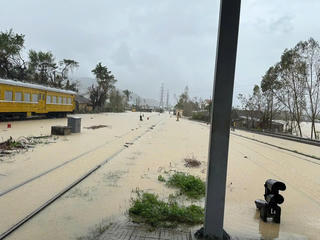 Mưa lũ đặc biệt lớn gây tê liệt nhiều tuyến giao thông, hàng chục điểm vẫn còn bị chia cắt