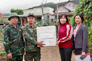 Lâm Đồng: Thăm, tặng quà các lực lượng tham gia khắc phục hậu quả thiên tai 