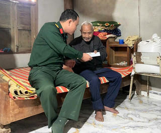 Bộ CHQS TP Đà Nẵng tặng quà cho bà con vùng lũ