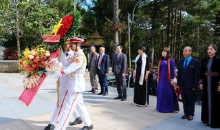 Đại biểu dự Đại hội MTTQ Lâm Đồng dâng hương tưởng niệm Anh hùng liệt sĩ