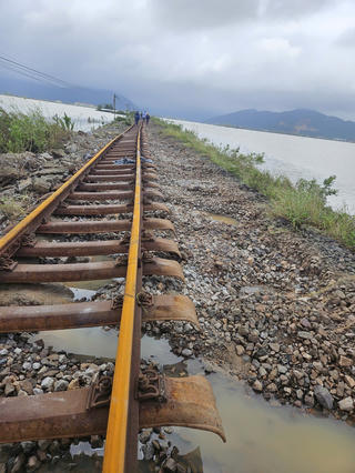 Giao thông nhiều nơi vẫn tê liệt do mưa lũ, 15 điểm quốc lộ chưa thông tuyến