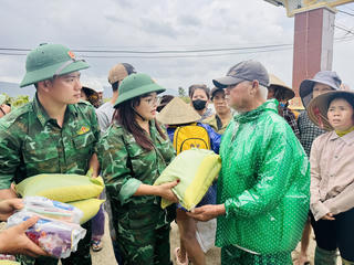 Tấm lòng ấm áp của Báo Đại đoàn kết và Bộ đội Biên phòng đối với bà con vùng lũ