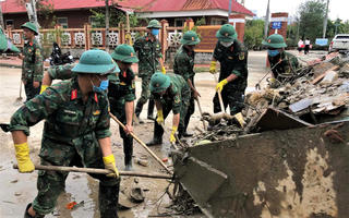 Gia Lai: Bộ đội giúp dân vệ sinh môi trường sau lũ