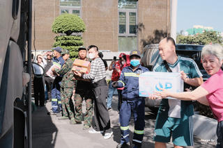 Quảng Ninh: Người dân, cán bộ, chiến sĩ tất bật chuyển hàng cứu trợ đến Lâm Đồng