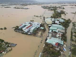 Thủ tướng chỉ đạo khẩn trương chi trả bảo hiểm, hỗ trợ phục hồi sau mưa lũ ở Trung Bộ