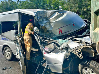 Hà Nội: Giải cứu hành khách bị mắc kẹt sau tai nạn giao thông