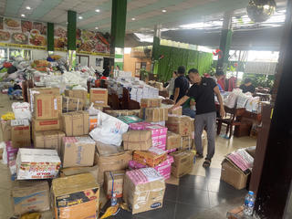 Hiệp hội Du lịch Khánh Hòa tiếp nhận và hỗ trợ hàng chục tấn hàng hóa để giúp người dân vượt qua khó khăn