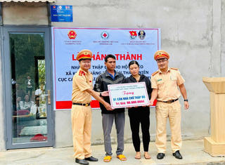 Chi đoàn Cục Cảnh sát giao thông phía Nam trao tặng nhà tình thương tại tỉnh Đắk Lắk