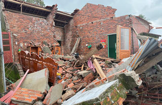 Đắk Lắk: Sạt lở núi nhiều nhà dân bị sập