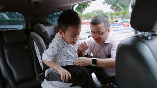 Ủy ban ATGT Quốc gia hướng dẫn người dân sử dụng thiết bị an toàn cho trẻ em trên xe ô tô