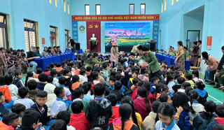 Đà Nẵng: Đem “Đông ấm áp-Xuân yêu thương” đến với bà con xã A Vương 