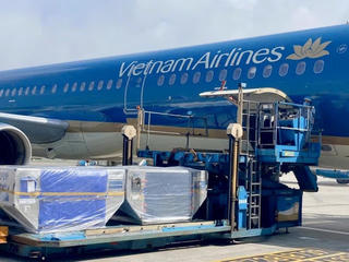 Hãng hàng không quốc gia Vietnam Airlines đồng hành cùng Báo Đại đoàn kết trong chương trình "Xuân biên phòng ấm lòng dân bản" tại Đắk Lắk