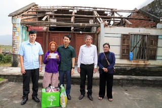 Chủ tịch Mặt trận tỉnh Gia Lai thăm, hỗ trợ người dân sau bão lũ