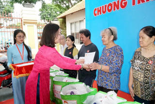 Mặt trận TP Hồ Chí Minh trao an sinh xã hội