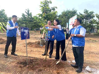 Gần 500 đại biểu thực hiện công trình 'Vườn cây Đại đoàn kết'