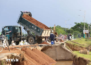 Hỗ trợ địa phương khắc phục sạt lở, khôi phục giao thông