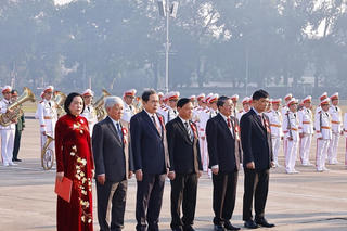 Đại biểu Đại hội thi đua yêu nước của Quốc hội báo công và vào lăng viếng Bác