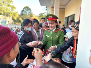 Lào Cai: Công an mở "gian hàng 0 đồng", dân háo hức đến "mua"