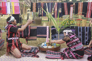 Mai một trang phục truyền thống: Nguy cơ hiện hữu