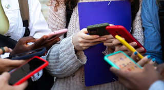 Australia cấm trẻ dưới 16 tuổi dùng mạng xã hội