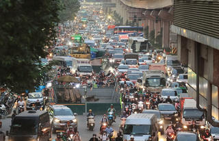 Hà Nội yêu cầu tháo dỡ, thu hẹp hàng loạt 'lô cốt' để giảm ùn tắc