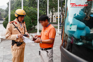 CSGT xử lý hàng loạt xe khách trên 16 chỗ bất chấp khung giờ cấm vào phố cổ Hà Nội