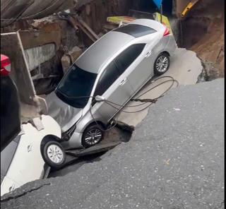 Đà Nẵng: Sụt lún đường Nguyễn Công Trứ, “nuốt” 2 ô tô xuống hố