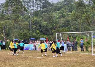 Quảng Ninh: Phụ nữ dân tộc thiểu số trong trang phục truyền thống đá bóng "hút" khán giả