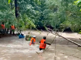 Kịp thời ứng cứu 6 cán bộ bị cô lập trong rừng