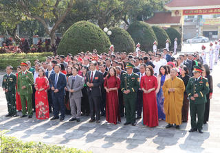 Đoàn đại biểu dự Đại hội Đại biểu MTTQ Việt Nam tỉnh Lai Châu viếng Nghĩa trang Liệt sĩ 