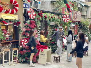 Nhộn nhịp không khí trang hoàng đón Giáng sinh tại Hà Nội