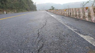 Đèo Ngang xuất hiện vết nứt 