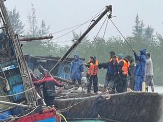 Quảng Trị: Huy động 10 cán bộ, chiến sĩ biên phòng ứng cứu tàu cá bị chìm