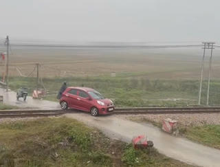 Thót tim cảnh ô tô mắc kẹt trên đường ray khi tàu hỏa lao tới