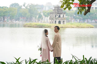 Hàng trăm ‘nàng thơ’ mặc áo dài đến Hồ Gươm chụp ảnh cuối năm