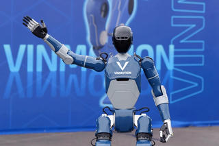 Việt Nam sắp có robot hình người đi lại linh hoạt