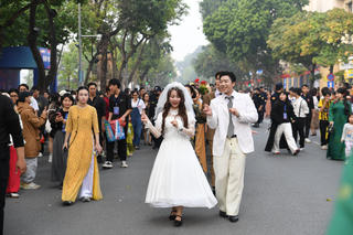 Rộn ràng lễ cưới xưa trên phố đi bộ Hồ Gươm