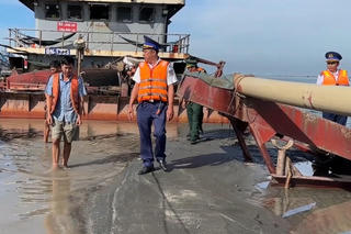 Cảnh sát biển bắt giữ tàu vận chuyển cát trái phép ở cửa biển TP Hồ Chí Minh