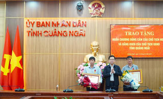 Quảng Ngãi: Trao Huân chương Dũng cảm cho 2 cá nhân cứu người trong bão số 13