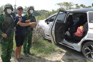 Tài xế chở 3.000 gói thuốc lá lậu bị bắt