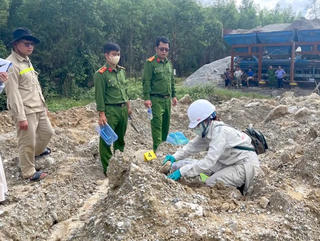 Quảng Ngãi: Phát hiện doanh nghiệp đổ trái phép hơn 700 tấn bã bê tông ra môi trường