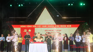 TP Hồ Chí Minh trao tặng tượng chân dung Chủ tịch Hồ Chí Minh, lan tỏa giá trị “Vì nhân dân quên mình”