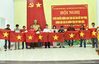 Cảnh sát biển Vùng 2 chăm lo an sinh, tuyên truyền chống khai thác trái phép