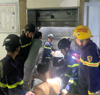Đà Nẵng: Giải cứu kịp thời 3 người mắc kẹt trong thang máy bệnh viện lúc nửa đêm